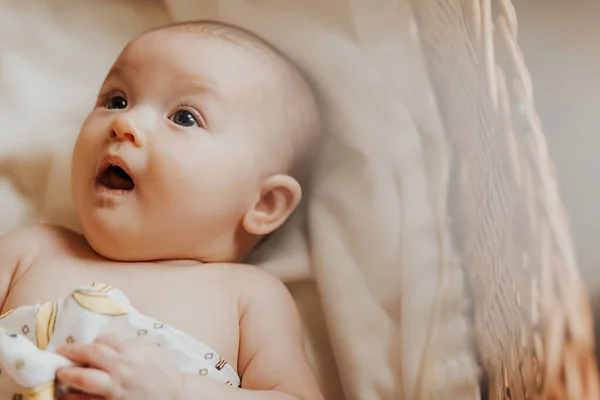 Lindo Bebê Ativo Deitado Berço Olhando Para Câmera Pele Limpa — Fotografia de Stock