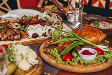 Sebzelerle kızartılmış domuz eti.