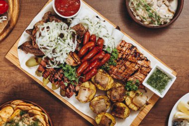 Ukrayna mutfağında servis edilen çeşitli et ve sebze yemekleri köyün yönetim kuruluna sunuldu.