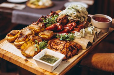 Ukrayna mutfağında servis edilen çeşitli et ve sebze yemekleri köyün yönetim kuruluna sunuldu.