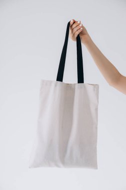 24.06.2020 Vinnitsa, Ukrayna: beyaz arkaplanda beyaz pamuk torbalı genç kadınların eli