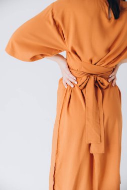 24.06.2020 Vinnitsa, Ukrayna: koyu renk uzun saçlı güzel bir kadın bir fotoğraf stüdyosundaki bir fotoğraf stüdyosunda poz veriyor.