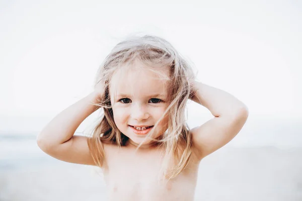 Retrato Una Niña Años Posando Para Una Foto Junto Mar —  Fotos de Stock