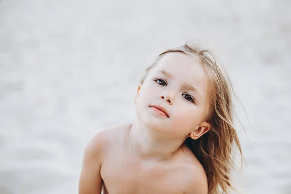 Retrato Una Niña Años Posando Para Una Foto Junto Mar —  Fotos de Stock