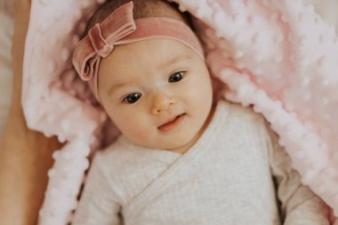 Annesinin kollarında yeni doğmuş bir kızın otantik portresi. Kadın sevinir, kucaklar ve öper. Bir çocuk konuşur. Kızı mutlu, mutlu bir annelik dönemi geçirir.