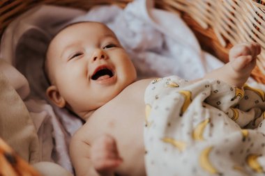 Annesinin kollarında yeni doğmuş bir kızın otantik portresi. Kadın sevinir, kucaklar ve öper. Bir çocuk konuşur. Kızı mutlu, mutlu bir annelik dönemi geçirir.