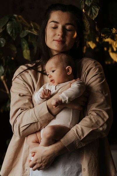 Älskade Mamma Som Tar Hand Sitt Nyfödda Barn Hemma Kvällen — Stockfoto