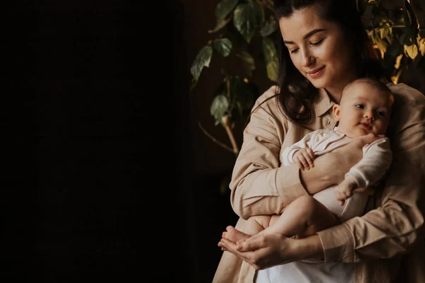 Любящая Мама Заботится Своем Новорожденном Ребенке Дома Вечером Откровенный Портрет — стоковое фото