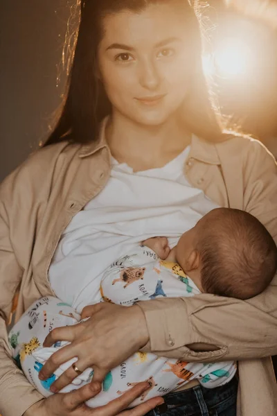 Mama Iubitoare Care Grijă Nou Născutul Acasă Seara Portret Sincer — Fotografie, imagine de stoc