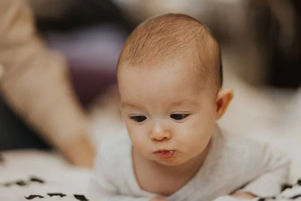 Authentiek Portret Van Een Pasgeboren Dochter Armen Van Moeder Vrouw — Stockfoto