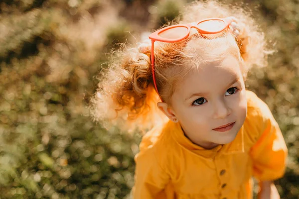 Retrato Fotos Caucásicas Niñas Años Edad Con Pelo Rizado Cara —  Fotos de Stock