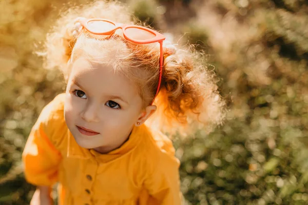 Retrato Fotos Niñas Caucásicas Años Con Pelo Rizado Cara Linda —  Fotos de Stock