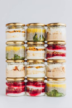 Sağlam bir arka planda kavanozlarda modaya uygun organik tatlılar. Sağlıklı ürünleri olan kafeler, restoranlar ve restoranlar için kavram