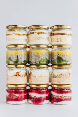 Sağlam bir arka planda kavanozlarda modaya uygun organik tatlılar. Sağlıklı ürünleri olan kafeler, restoranlar ve restoranlar için kavram