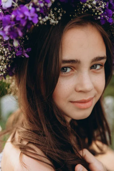 Cute Letnie Dziecko Dziewczyna Niosąc Kosz Pięknych Kwiatów Polu Kwiat — Zdjęcie stockowe