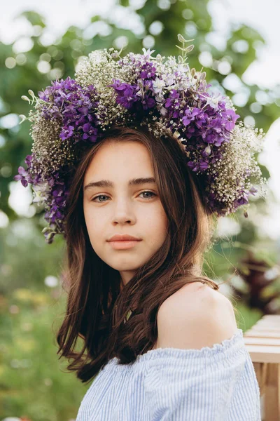 Linda Niña Años Edad Llevando Cesta Hermosa Flor Campo Flores — Foto de Stock