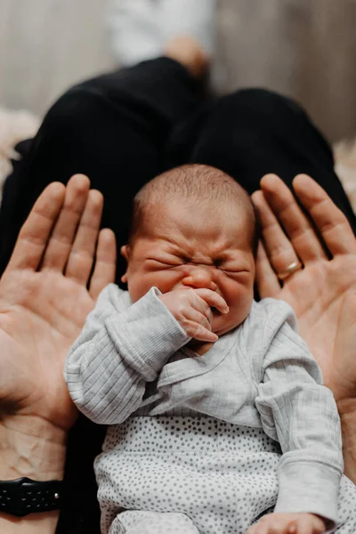 Fotos Casa Bebê Recém Nascido Nos Braços Dos Pais — Fotografia de Stock