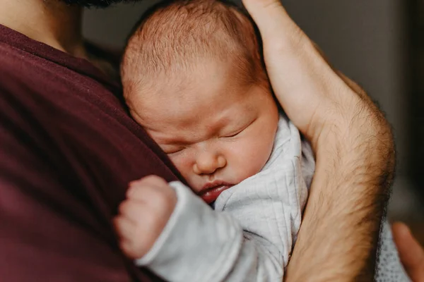 Fotos Casa Bebê Recém Nascido Nos Braços Pai Foco Seletivo — Fotografia de Stock