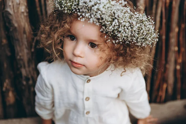 Yaşında Güzel Kıvırcık Saçlı Başında Çelenk Olan Bir Kız Çocuğu — Stok fotoğraf