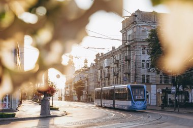 13.04.2021 Vinnitsa, Ukrayna: Yeni bir tramvay geçen şehrin merkezi caddesi. Fotoğraf: Vinnytsia şehri