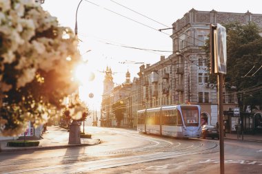 13.04.2021 Vinnitsa, Ukrayna: Yeni bir tramvay geçen şehrin merkezi caddesi. Fotoğraf: Vinnytsia şehri