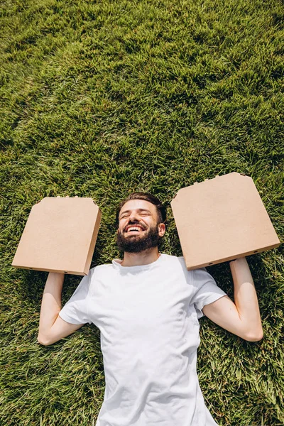 Stijlvolle Man Met Baard Een Kartonnen Doos Pizza Plaats Onder — Stockfoto