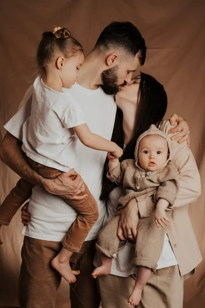 Retrato Uma Jovem Família Com Dois Filhos Seus Braços Fotografados — Fotografia de Stock