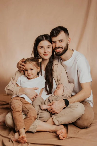 Retrato Uma Jovem Família Com Dois Filhos Seus Braços Fotografados — Fotografia de Stock