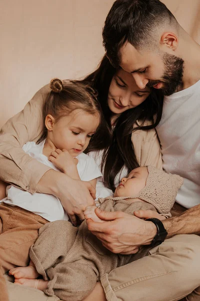 Retrato Uma Jovem Família Com Dois Filhos Seus Braços Fotografados — Fotografia de Stock