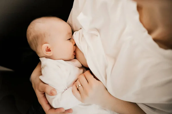 Caucasian Young Mother Breastfeeding Her Little Baby Her Arms — ストック写真