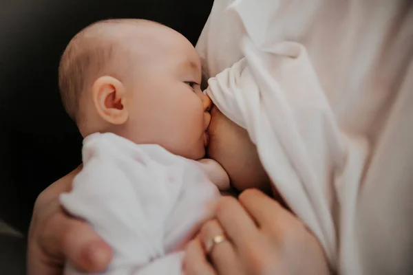 Nutrição Natural Mãe Amamentando Seu Bebê Pequeno Bonito Close Retrato — Fotografia de Stock