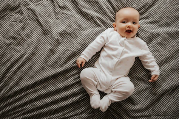 Bonito Bebê Bonito Deitado Brincando Cama Quarto Foto Com Luz — Fotografia de Stock