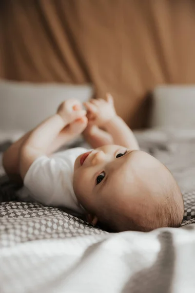 Mooie Schattige Baby Liggend Spelend Het Bed Kamer Foto Met — Stockfoto