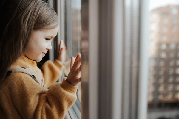 Маленькая Девочка Смотрит Окно Высотного Здания Спальной Зоне Прислонившись Лицом — стоковое фото