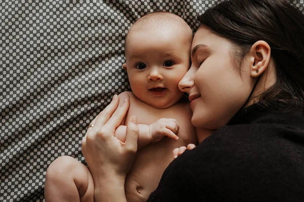 Retrato Bebê Bonito Sua Mãe Segurando Bebê Nos Braços Sua — Fotografia de Stock