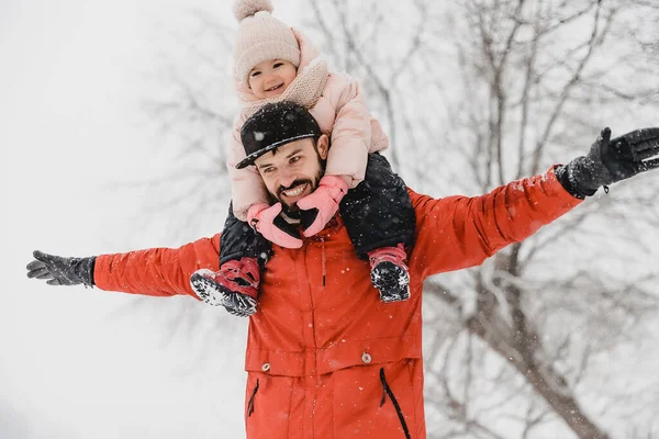 Feliz Familia Amorosa Padre Bebé Están Jugando Abrazándose Aire Libre — Foto de Stock