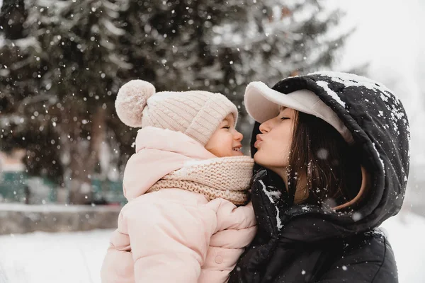 Szczęśliwa Matka Córeczka Bawiące Się Słoneczny Zimowy Śnieg Sezon Wakacyjny — Zdjęcie stockowe