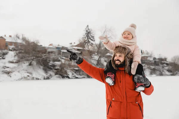 Heureux Père Bébé Fils Amuser Sous Neige Hiver Ensoleillée Période — Photo