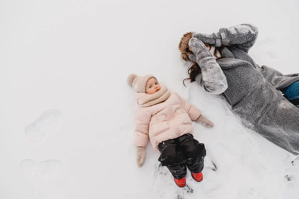 Feliz Madre Hija Bebé Divirtiéndose Bajo Soleada Nieve Invierno Temporada — Foto de Stock