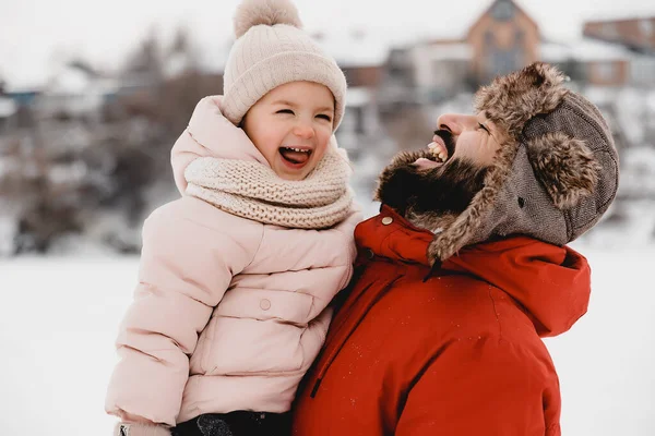 Feliz Familia Amorosa Padre Bebé Están Jugando Abrazándose Aire Libre — Foto de Stock