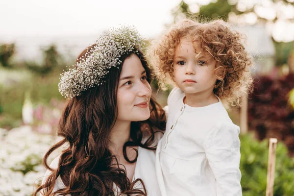 Pretty Curly Daughter Walking Her Mother Posing Photo Nature Flower — Stock Photo, Image