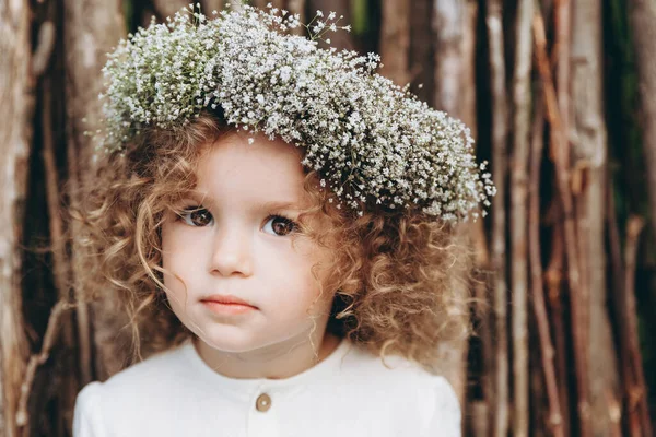 Yaşında Güzel Kıvırcık Saçlı Başında Çelenk Olan Bir Kız Çocuğu — Stok fotoğraf