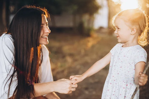 Mom Sits Next Her Daughter Plays Her Her Toes — Stock Photo, Image