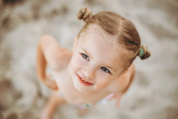 Портрет Маленької Річної Дівчинки Яка Позує Фото Біля Моря Під — стокове фото