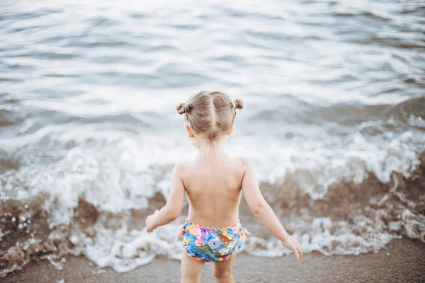 Retrato Uma Menina Anos Posando Para Uma Foto Junto Mar — Fotografia de Stock