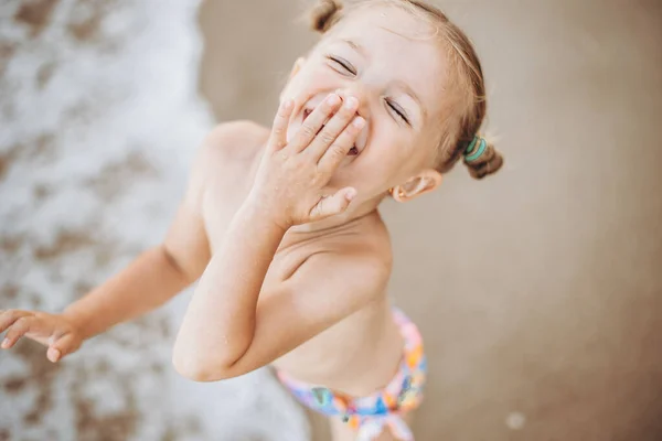 Retrato Uma Menina Bonito Rindo Bonito Olhando Para Câmera Praia — Fotografia de Stock