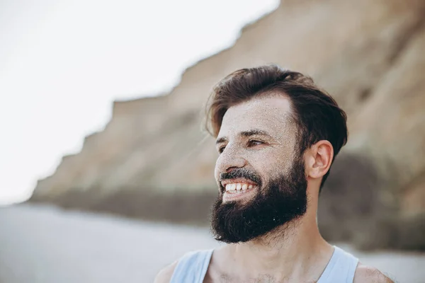 Портрет Стильного Молодого Чоловіка Бородою Обличчям Якому Морський Пісок Фоні — стокове фото