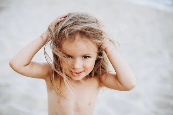 Retrato Niña Tocando Pelo Con Las Manos Después Jugar Playa — Foto de Stock