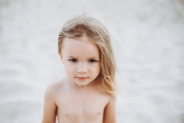 Retrato Una Niña Años Posando Para Una Foto Junto Mar —  Fotos de Stock