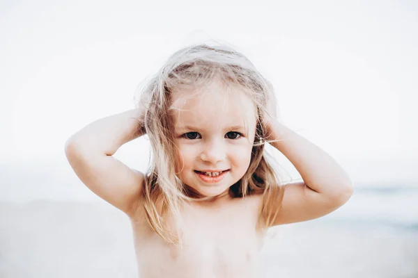 Портрет Дівчинки Яка Торкається Волосся Руками Після Гри Піщаному Пляжі — стокове фото